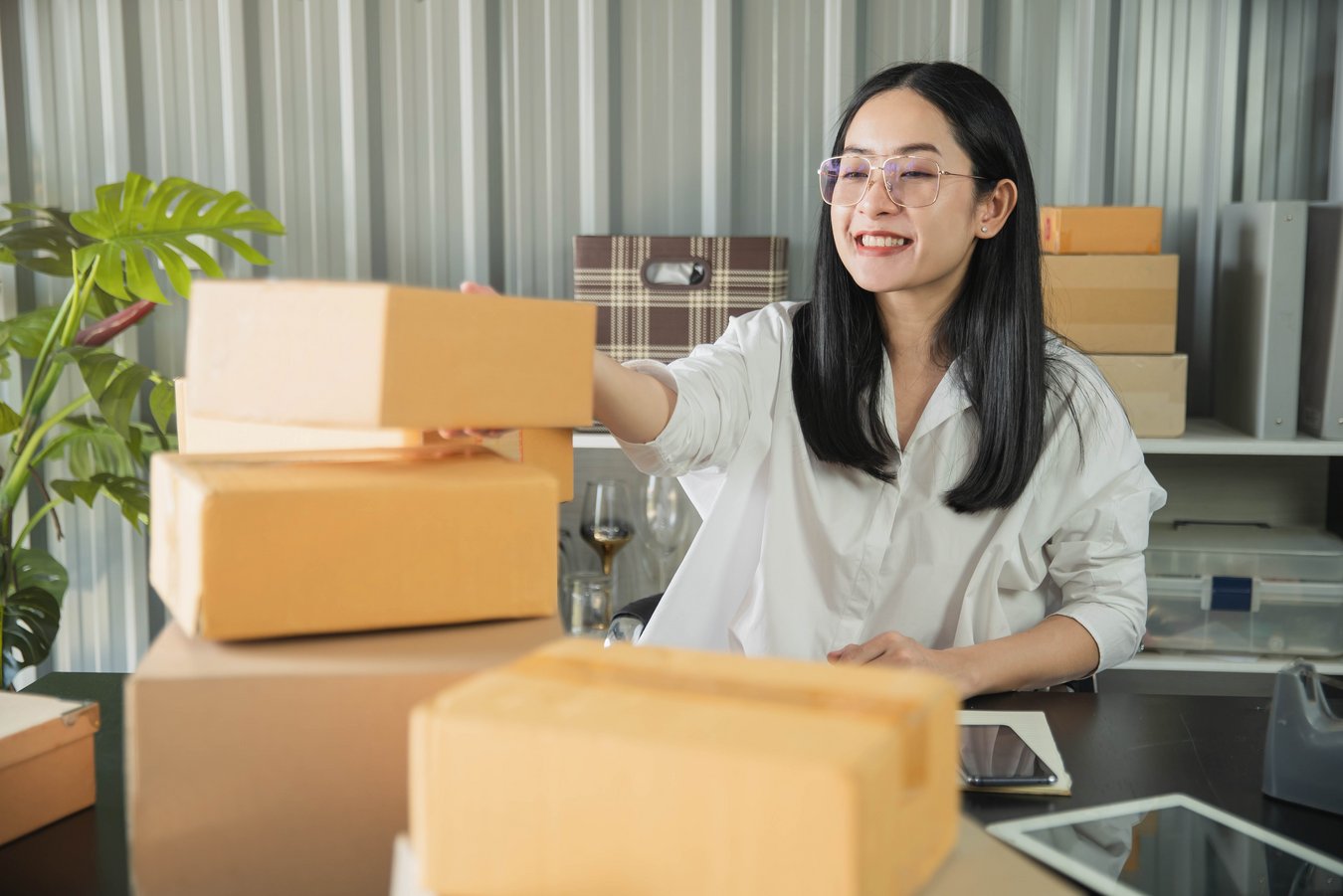 Kauffrau E-Commerce Paket Versand Verkauf