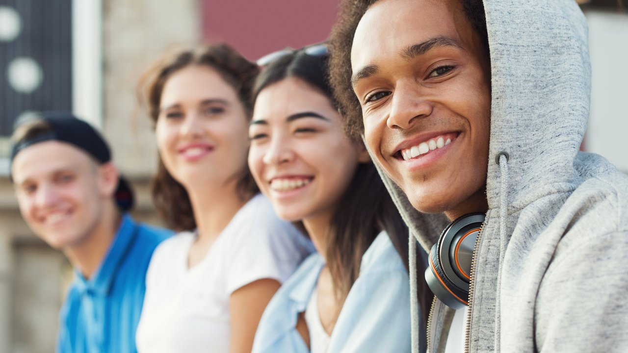 улыбающийся человек. Teenager spends. Teenager spends. летние каникулы картинки. Teenager spends.