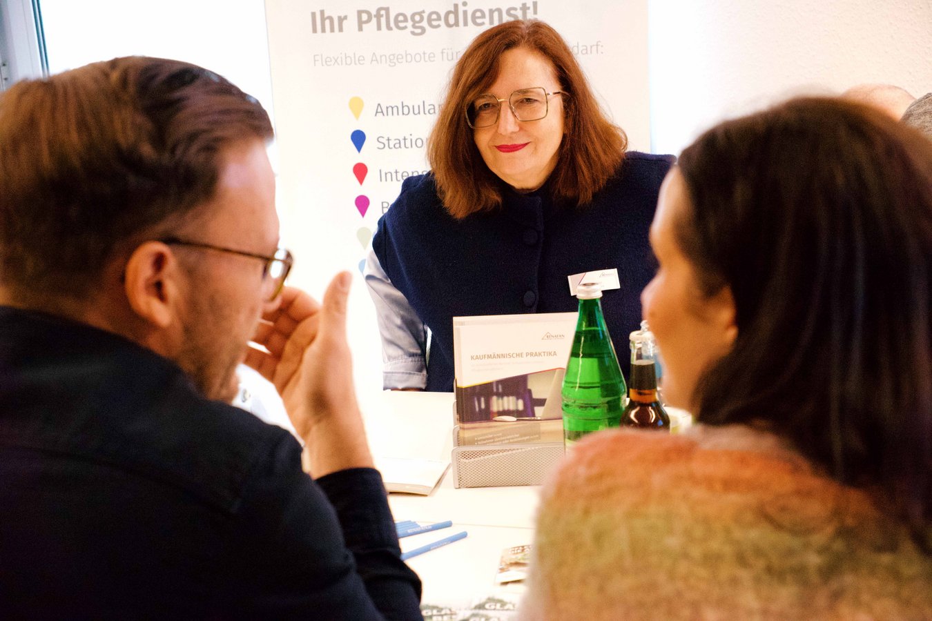 Unterhaltung beim Karrieretag GPB zwischen drei Personen
