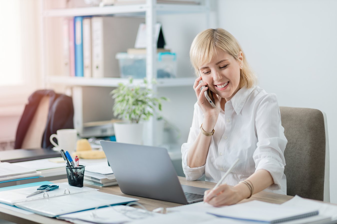 Kauffrau Büromanagement Arbeitsplatz Telefonat