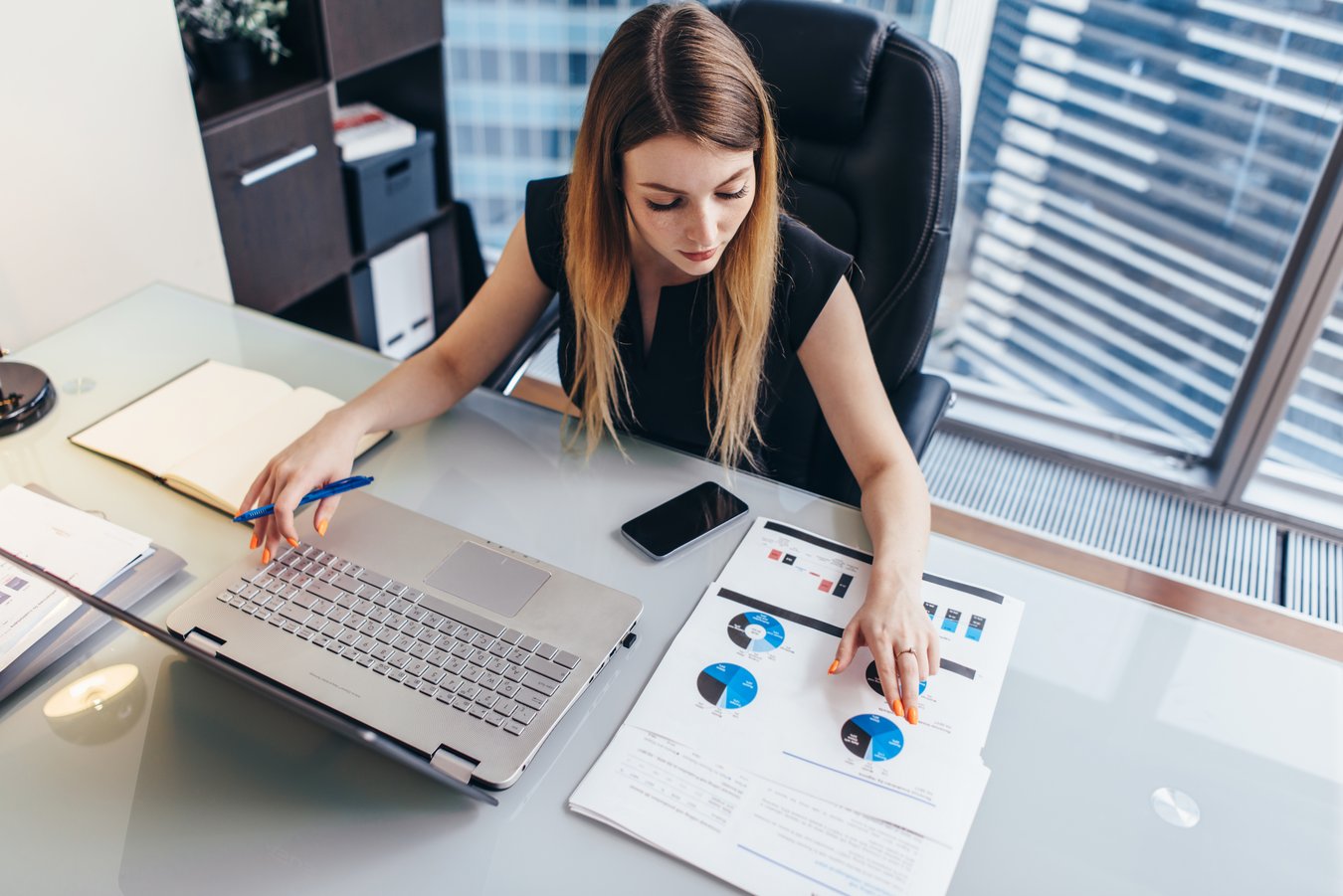 Kauffrau Digitalisierungsmanagement Laptop Analyse Daten