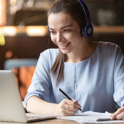 Online Ausbildung Frau