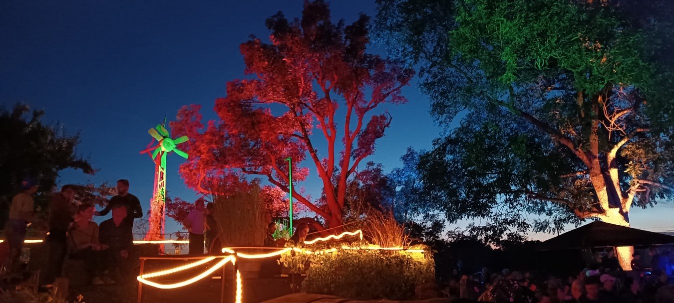 Aufnahme vom Festivalgelände bei Nacht.