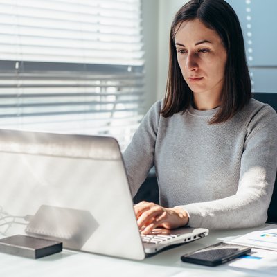 Kauffrau Digitalisierungsmanagement Arbeit Laptop