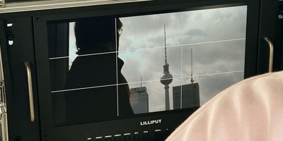Blick über die Schulter beim Videodreh
