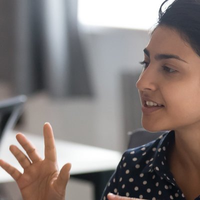 Personaldienstleistungskauffrau Mitarbeiterin Gespräch Diskussion