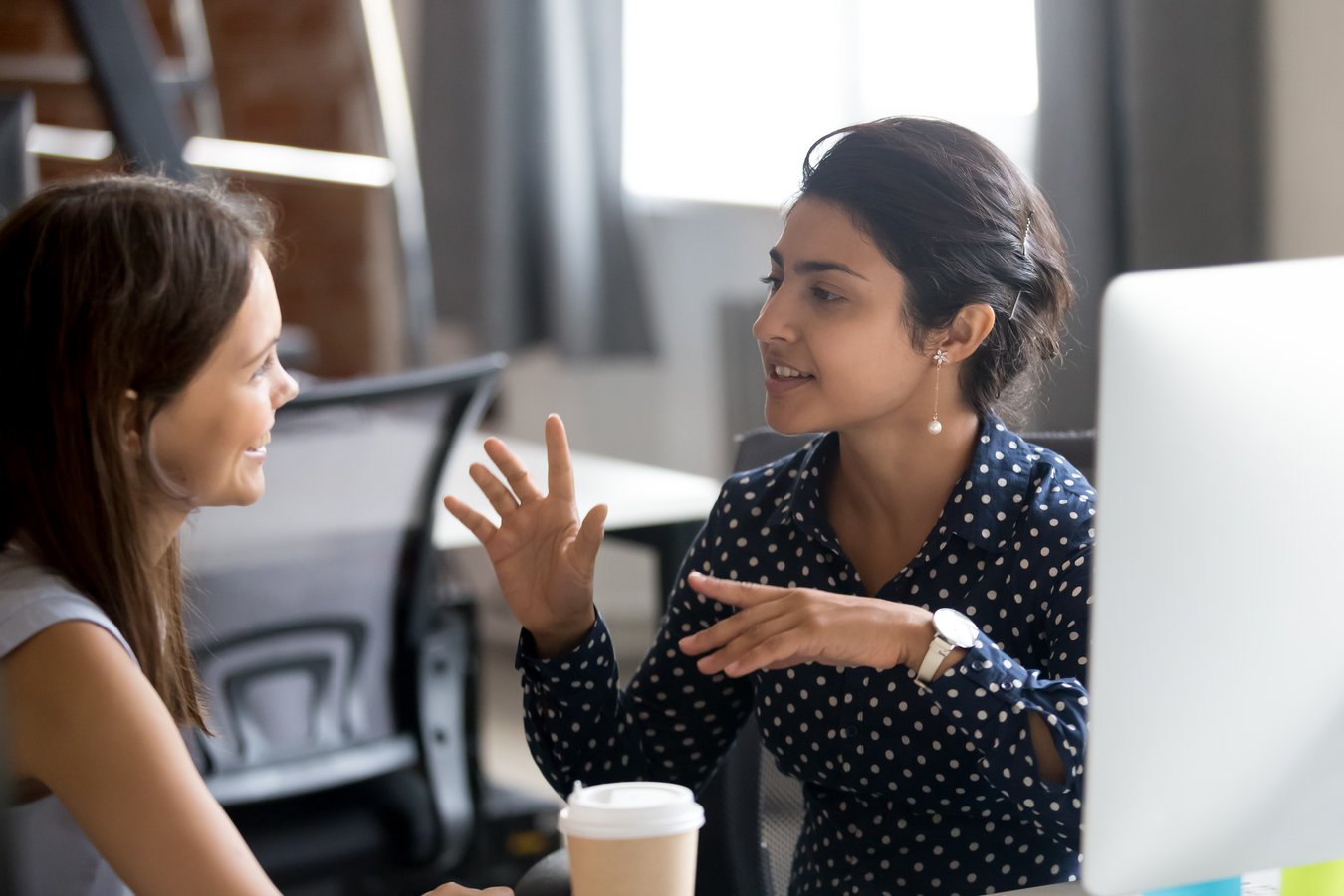 Personaldienstleistungskauffrau Mitarbeiterin Gespräch Diskussion