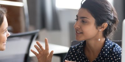 Personaldienstleistungskauffrau Mitarbeiterin Gespräch Diskussion