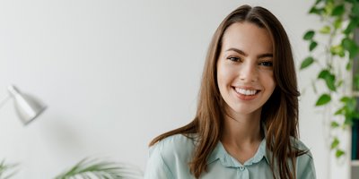 Erfolgreiche Frau lächelt in die Kamera