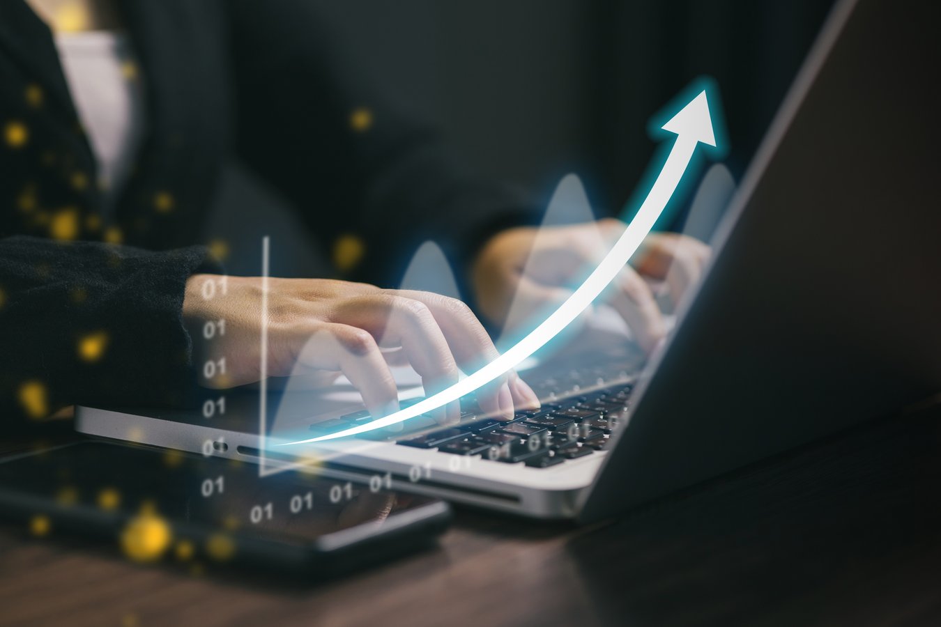 Mensch tippt auf Laptop