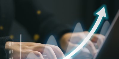 Mensch tippt auf Laptop