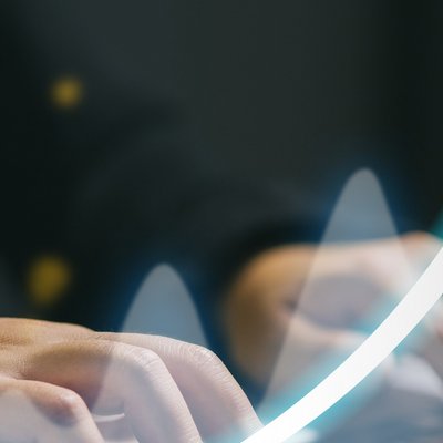 Mensch tippt auf Laptop