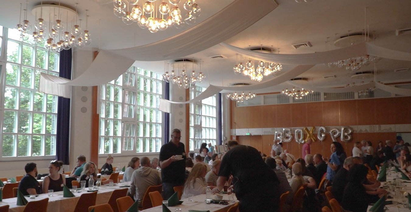 Großer Festsaal mit Personen