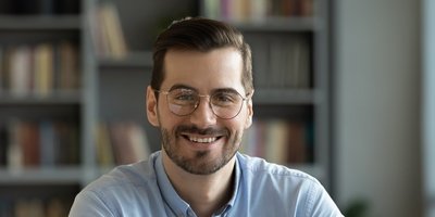 Mann sitzt am Computer und bildet sich weiter