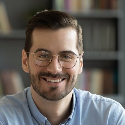 Mann sitzt am Computer und bildet sich weiter