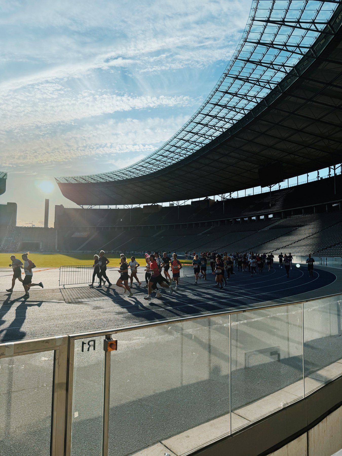 Läufer und Läuferinnen beim B2Run im Olympiastadion