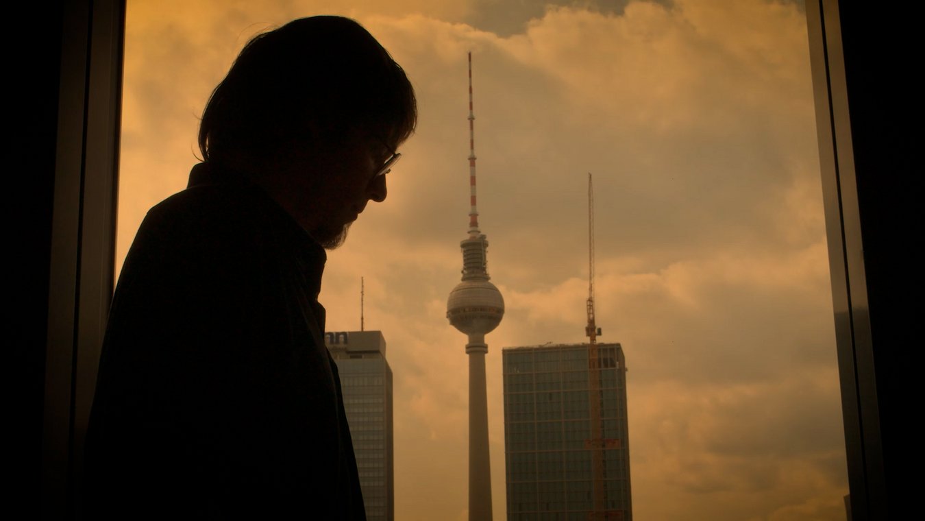 silhouette einer Person vor dem Fernsehturm