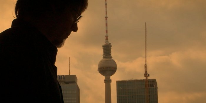 silhouette einer Person vor dem Fernsehturm