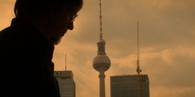 silhouette einer Person vor dem Fernsehturm