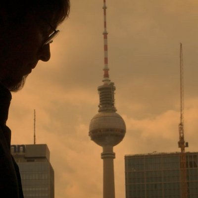 silhouette einer Person vor dem Fernsehturm