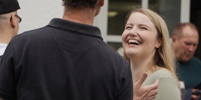 Zwei Personen beim Fest unterhalten sich