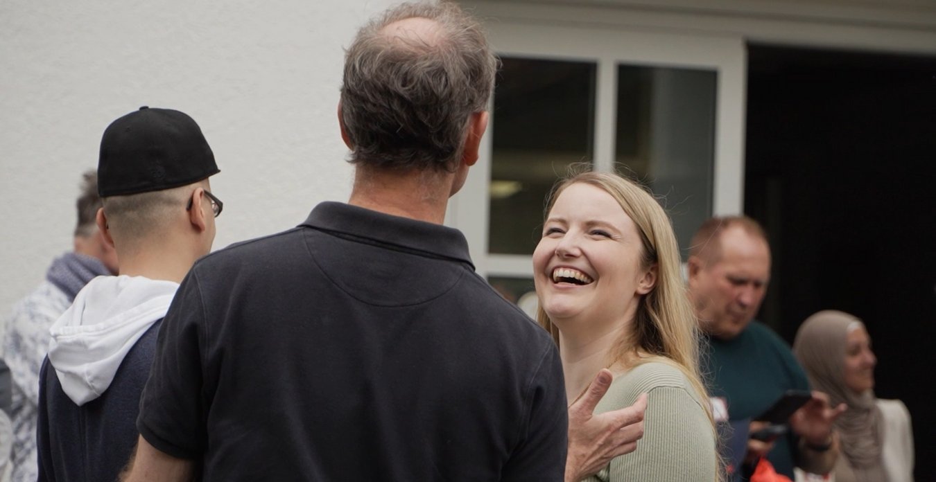 Zwei Personen beim Fest unterhalten sich