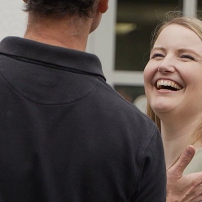 Zwei Personen beim Fest unterhalten sich
