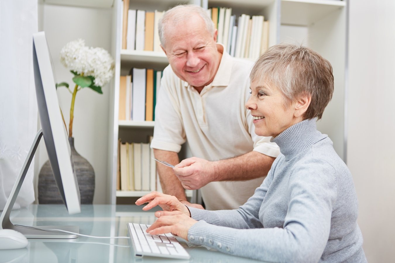 Senior Seniorin Weiterbildung Computer