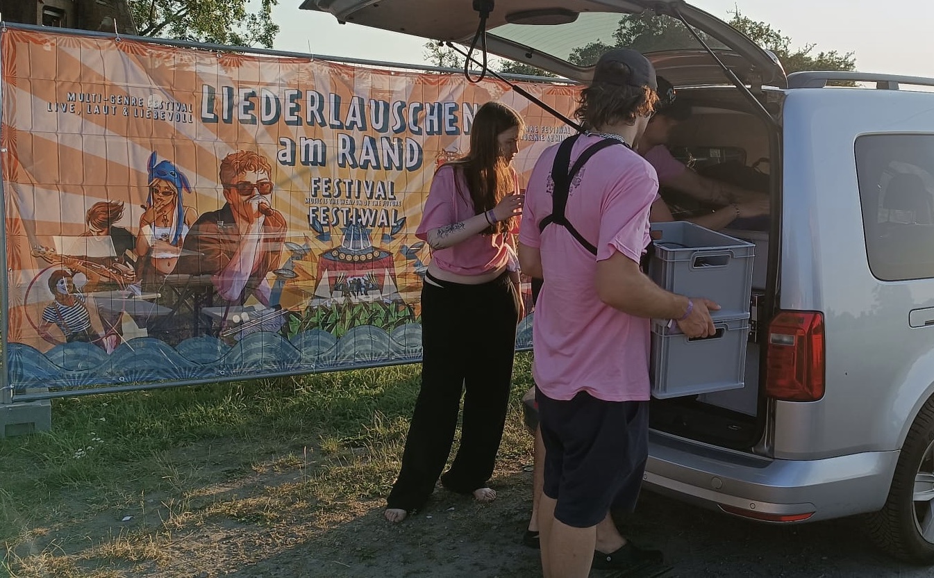 Mediengestaltende für Bild und Ton bei der Vorbereitung für die Filmaufnahmen des Festivals.